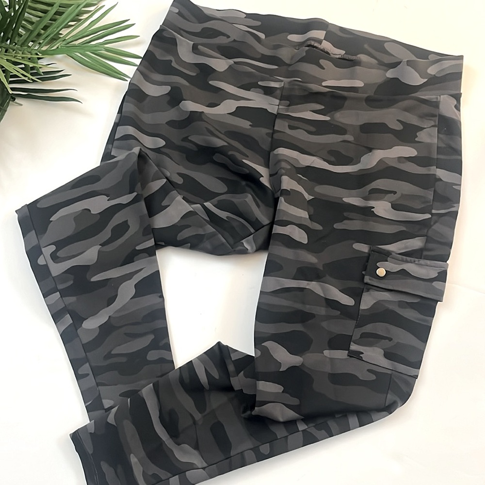 Torrid  women’s black camouflage cargo jogger size 2X